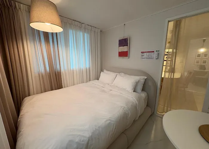 Apartment Modernstay Hongdae#mangwon Local Market 10mins, Hongdae, Hanriver Park 10min,family, A Licensed Seoul