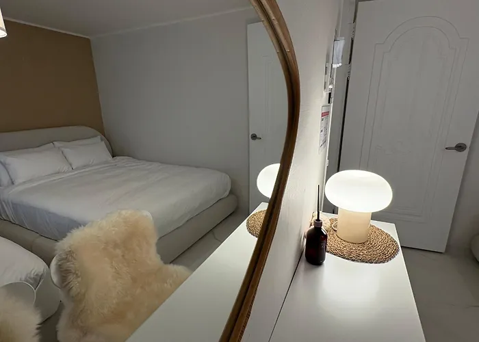 Apartment Modernstay Hongdae#mangwon Local Market 10mins, Hongdae, Hanriver Park 10min,family, A Licensed Seoul