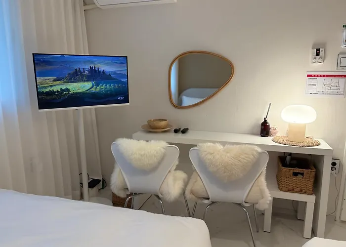 Apartment Modernstay Hongdae#mangwon Local Market 10mins, Hongdae, Hanriver Park 10min,family, A Licensed Seoul
