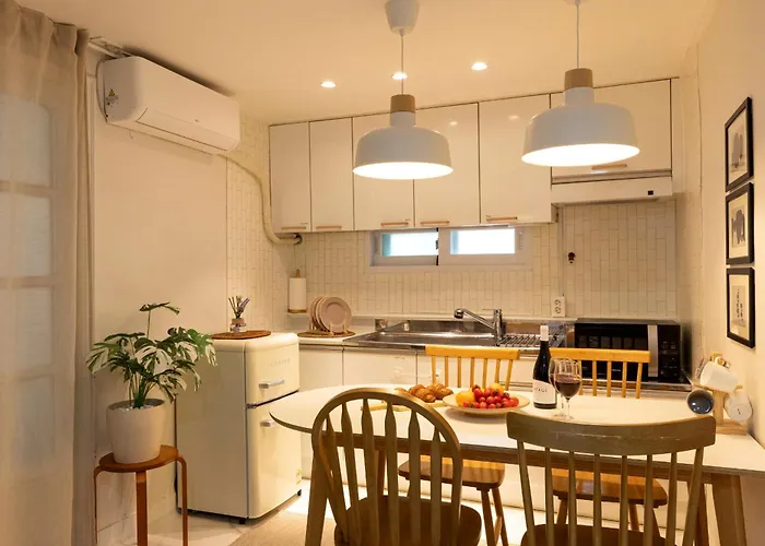 Apartment Modernstay Hongdae#mangwon Local Market 10mins, Hongdae, Hanriver Park 10min,family, A Licensed