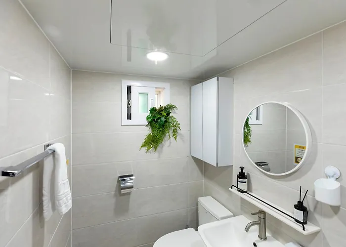 Modernstay Hongdae#mangwon Local Market 10mins, Hongdae, Hanriver Park 10min,family, A Licensed Apartment *