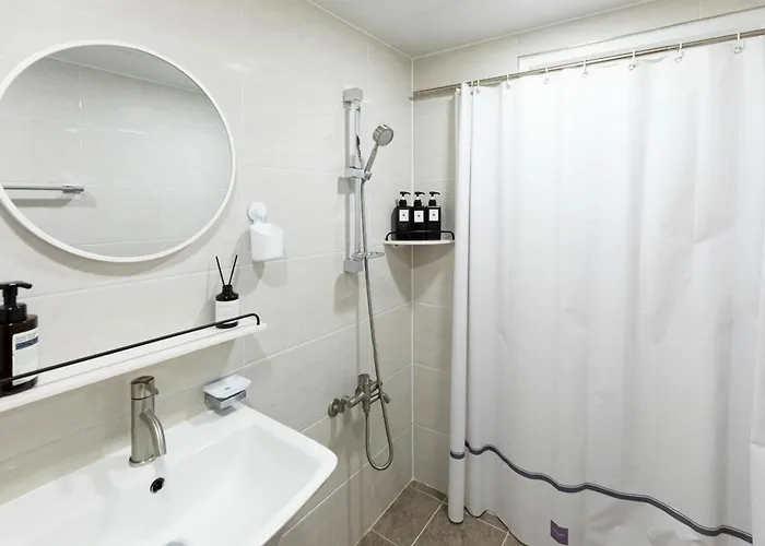 Modernstay Hongdae#mangwon Local Market 10mins, Hongdae, Hanriver Park 10min,family, A Licensed